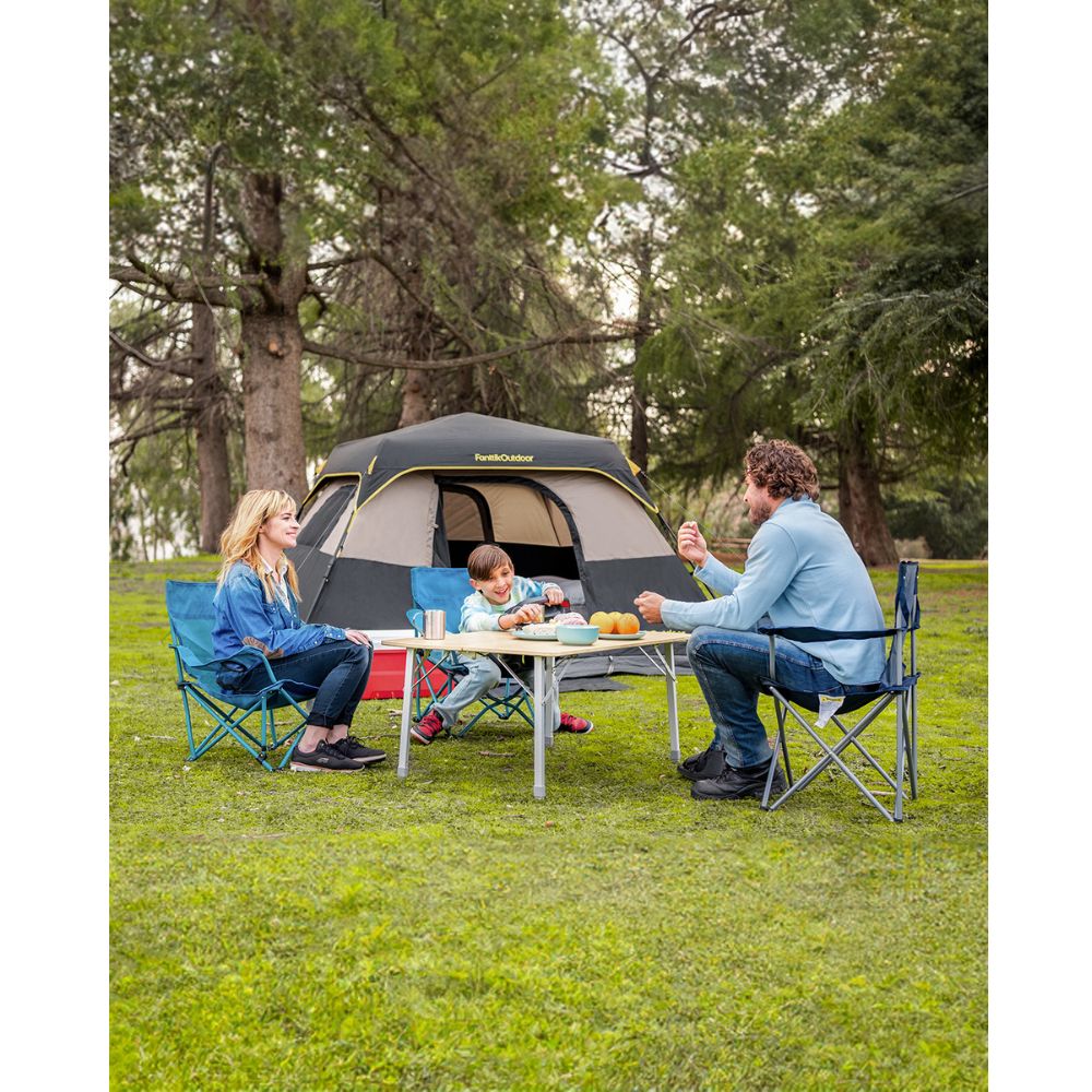 Familia junto a la carpa FanttikOutdoor Zeta C6 Pro