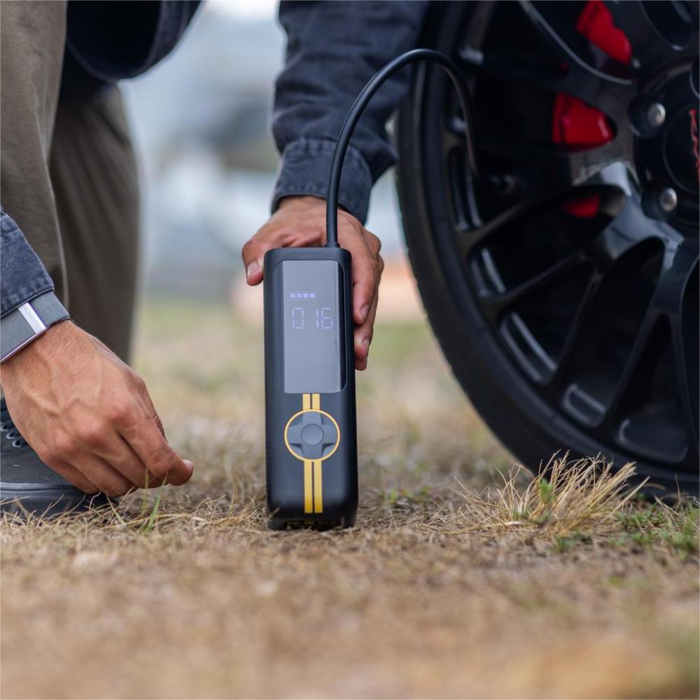 Fanttik X8 APEX próximo ao motor de um veículo